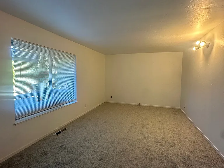 235 Meadow Dr — Photo 3