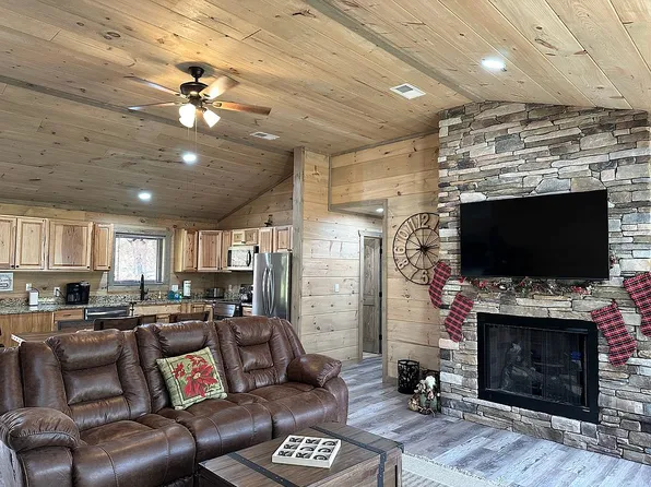 2639 High Valley Dr, Pigeon Forge, TN 37863