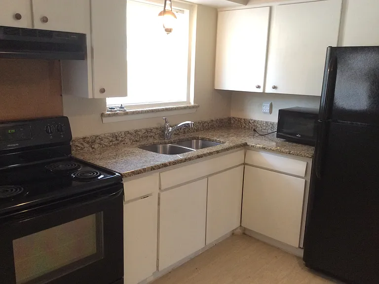 1201 Travis St — Photo 3
