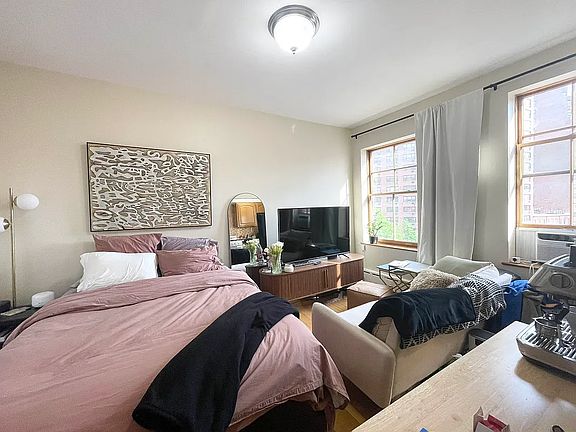 4th image of 301 W 13th St APT 3C