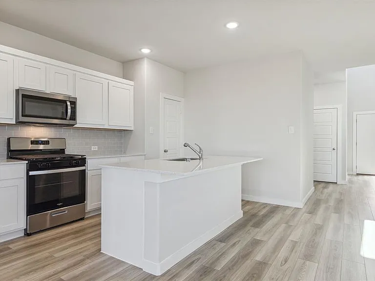 907 Hazel Dr — Photo 4
