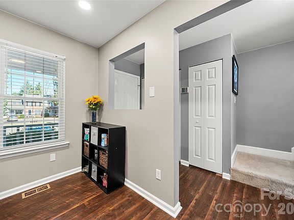 3rd image of 8251 Circle Tree Ln
