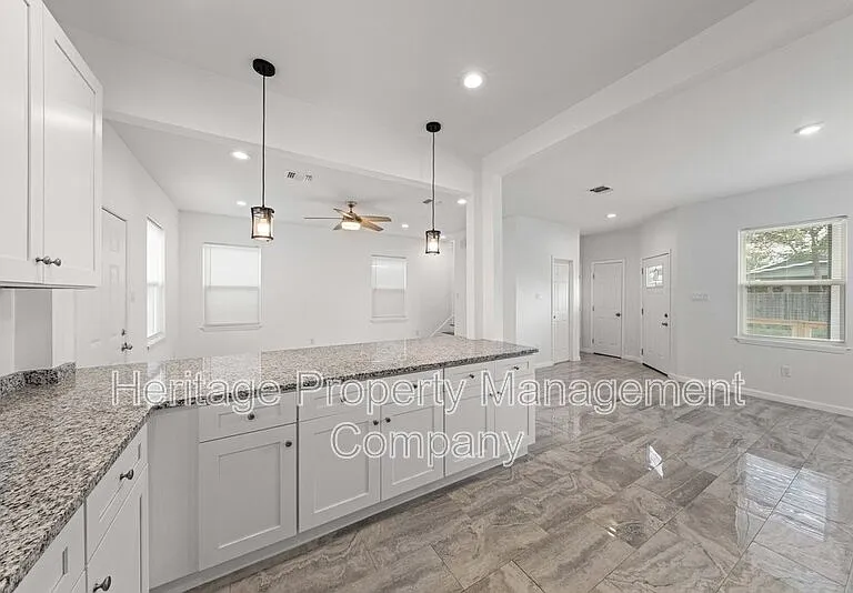 323 Gabriel #1-unit 101 — Photo 11