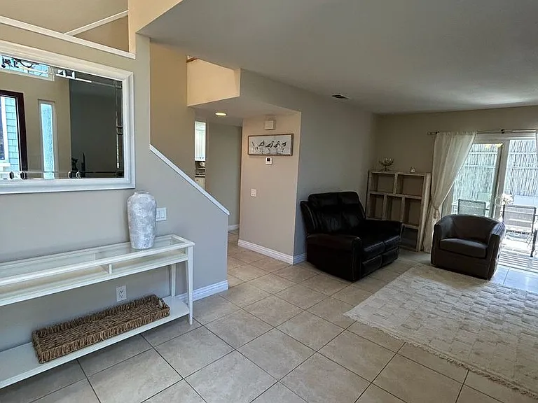 2512 Santa Ana Ave — Photo 3