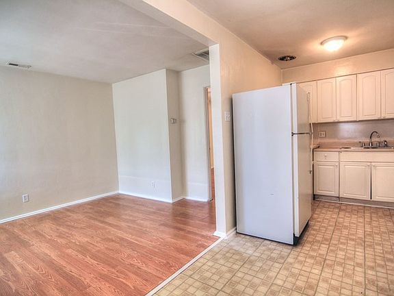 4th image of 3603 Hereford St