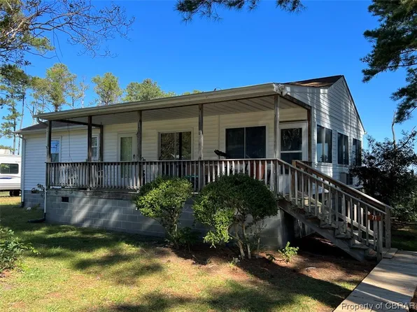 71 Fishermans Ln, Port Haywood, VA 23138