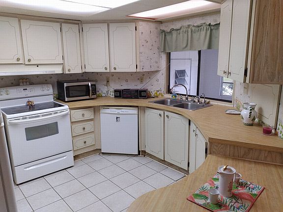 4th image of 83 Commonwealth Dr