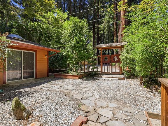 3rd image of 135 Glen Lomond Ln