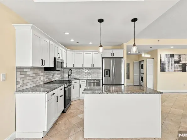 399 11th Street #206, Palisades Park, NJ 07650
