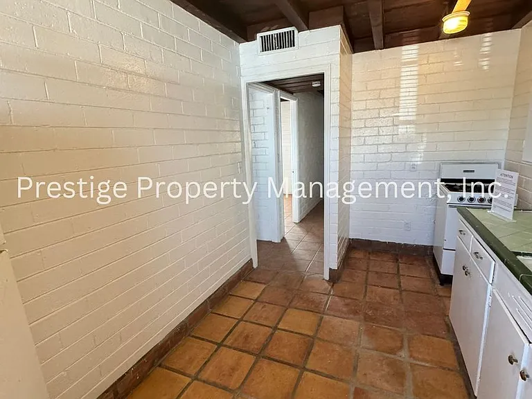 2201 E Grant Rd #19 — Photo 4