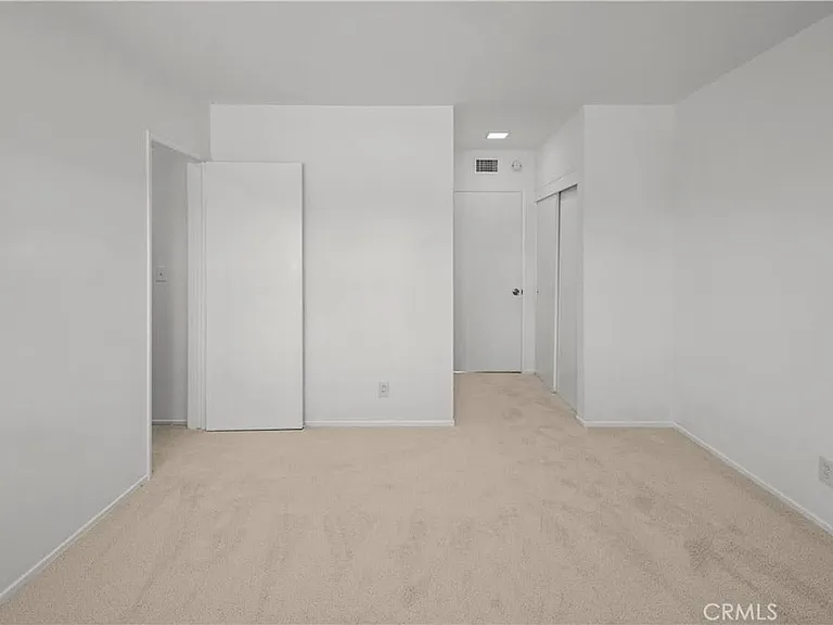 6061 Dundee Dr — Photo 12