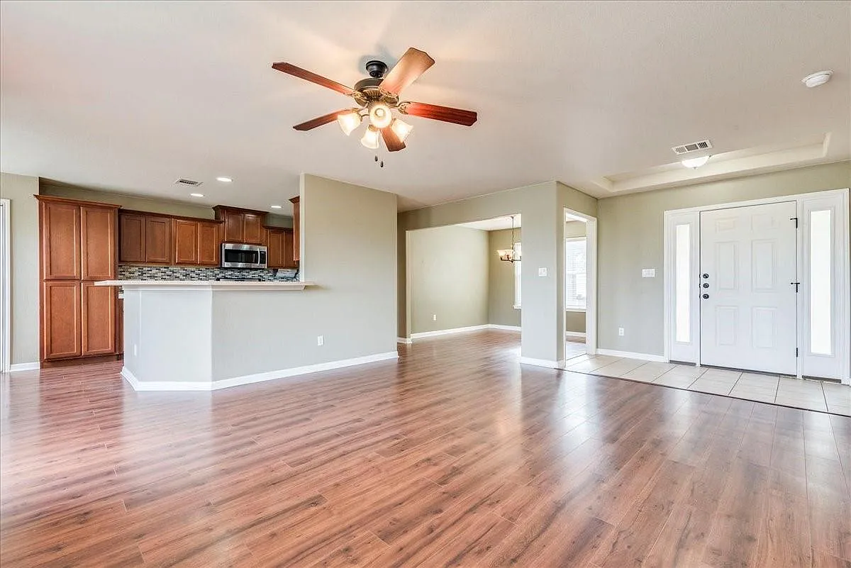 3 bed, 2.0 bath, 1389 sqft, $1,900 — Photo 2