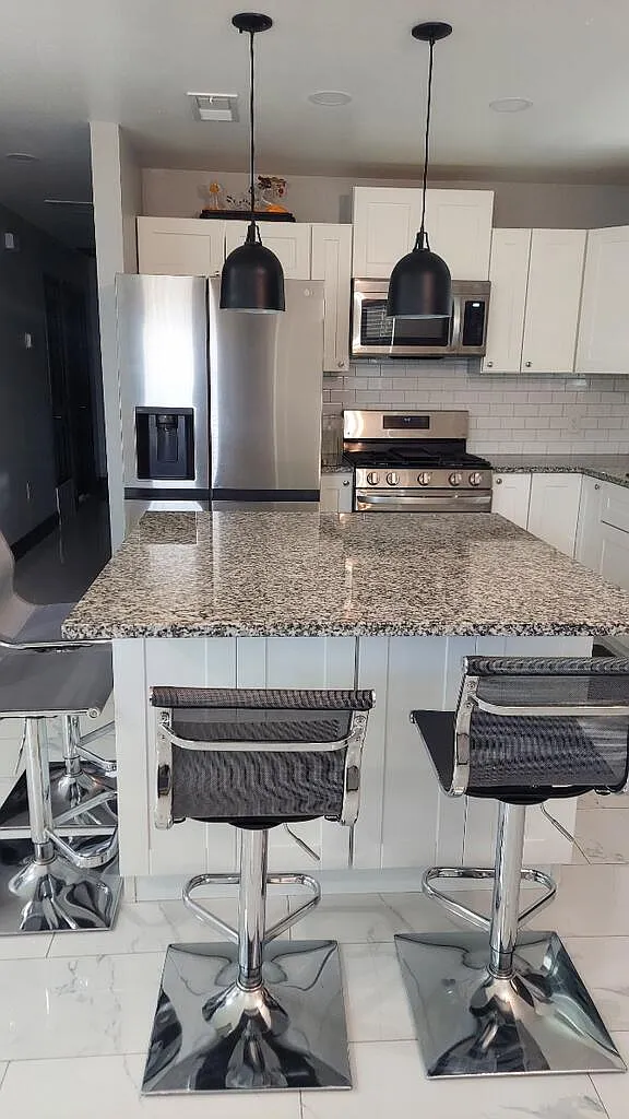 3 bed, 2.0 bath, 1064 sqft, $2,250 — Photo 2