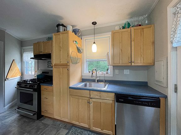 3rd image of 251 Hinckley Rd