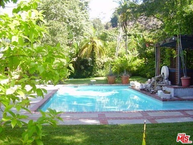 Back yard w pool