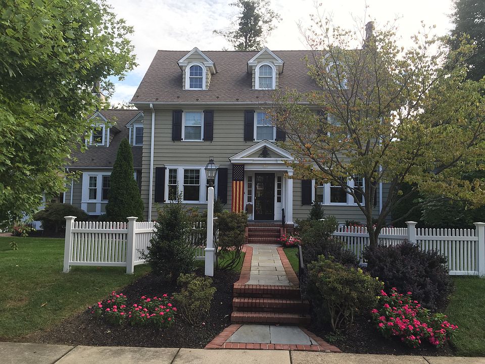 2nd image of 119 S Colonial Ave