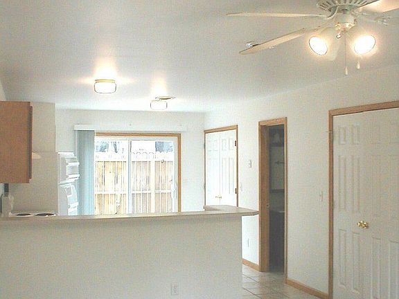 4th image of 921 E Grand Ave APT D