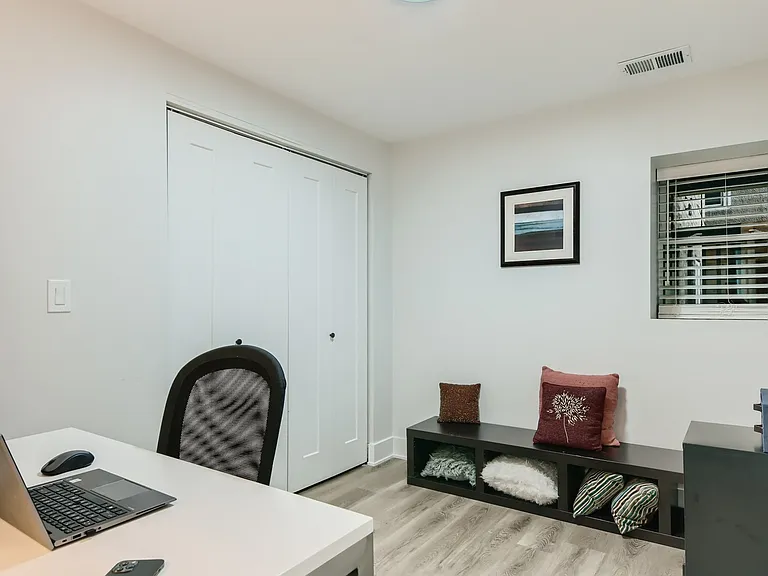 1351 W Balmoral Ave #G — Photo 19