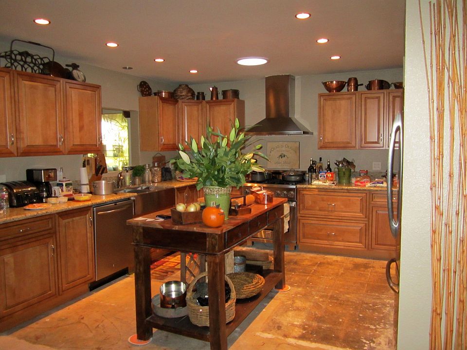 2nd image of 1072 La Reina Dr