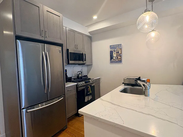 224 7th St #PENTHOUSE — Photo 1