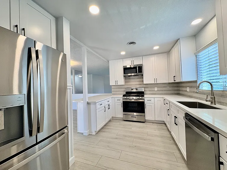 637 Geneva Ave — Photo 8