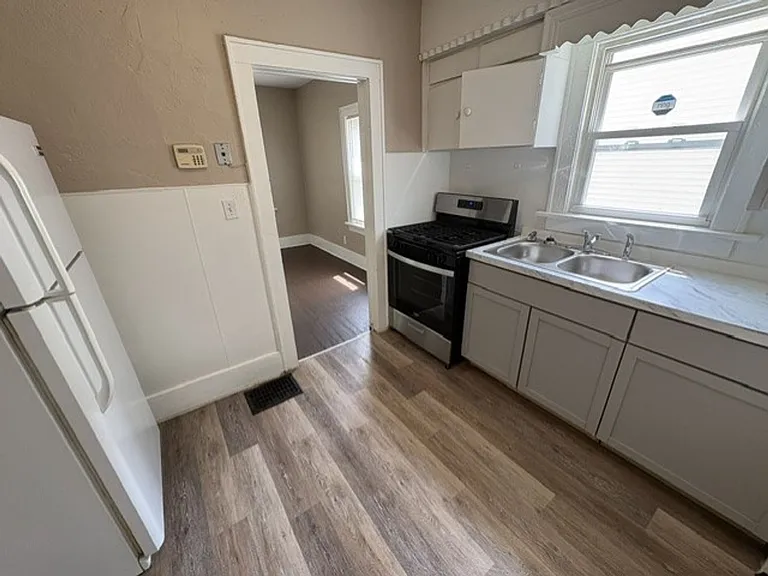 668 Roscoe Ave — Photo 5
