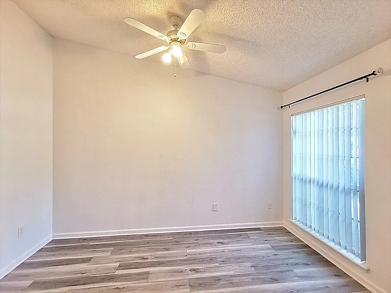2107 Willesdon Dr E — Photo 16