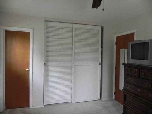 3rd image of 811 Crowden Dr