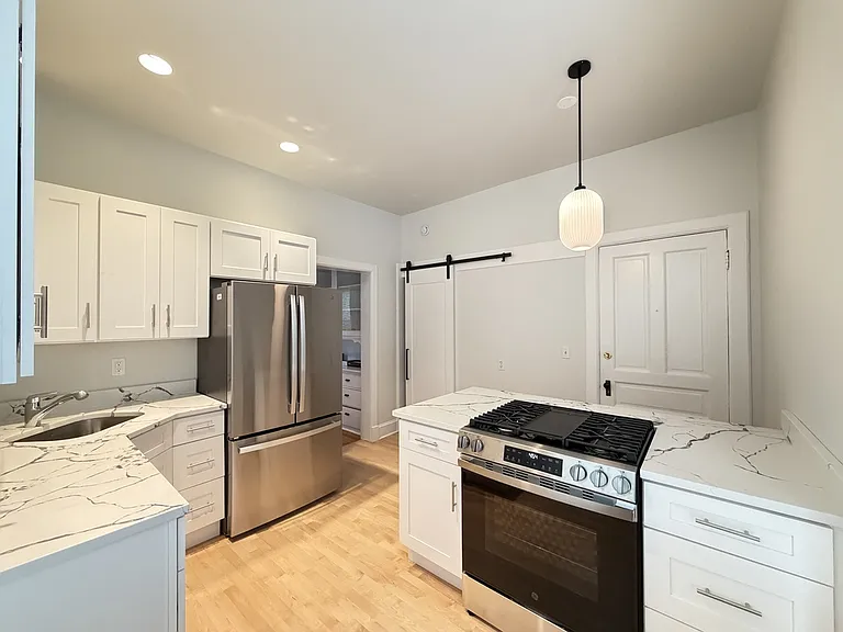 1111 W Roscoe St #2C — Photo 2
