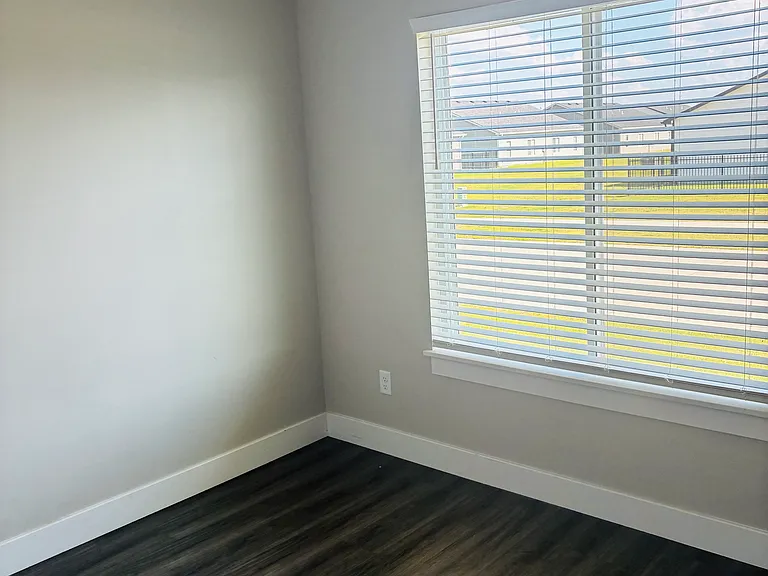 5200-5202 N Honeylocust Cir #5200 — Photo 6