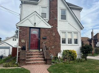 90 Pearsall Ave, Lynbrook, NY 11563