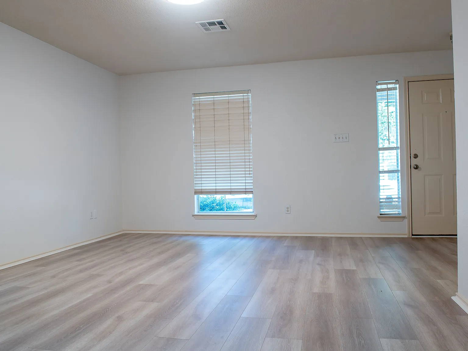 4 bed, 2.5 bath, 1970 sqft, $2,170 — Photo 3