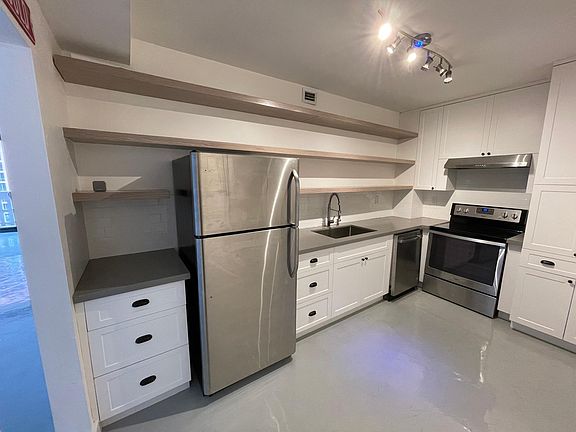 4th image of 90 Edgewater Dr APT 822