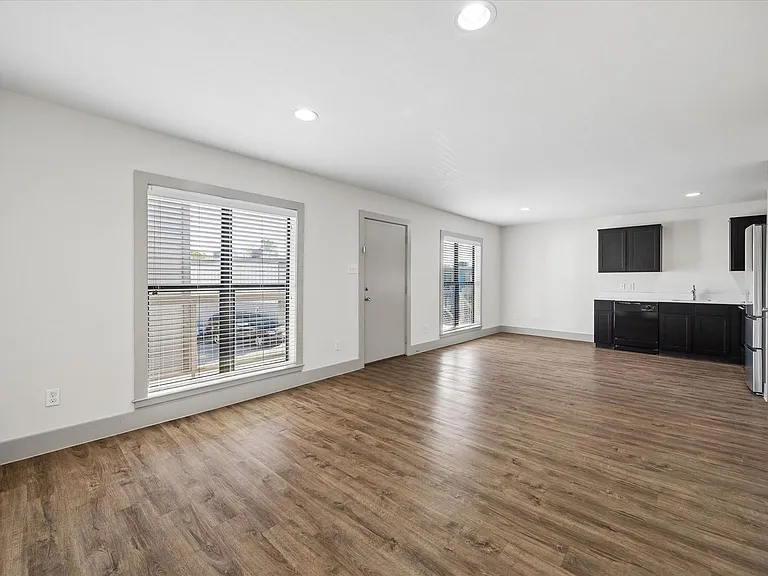 4300 Rosslyn — Photo 18