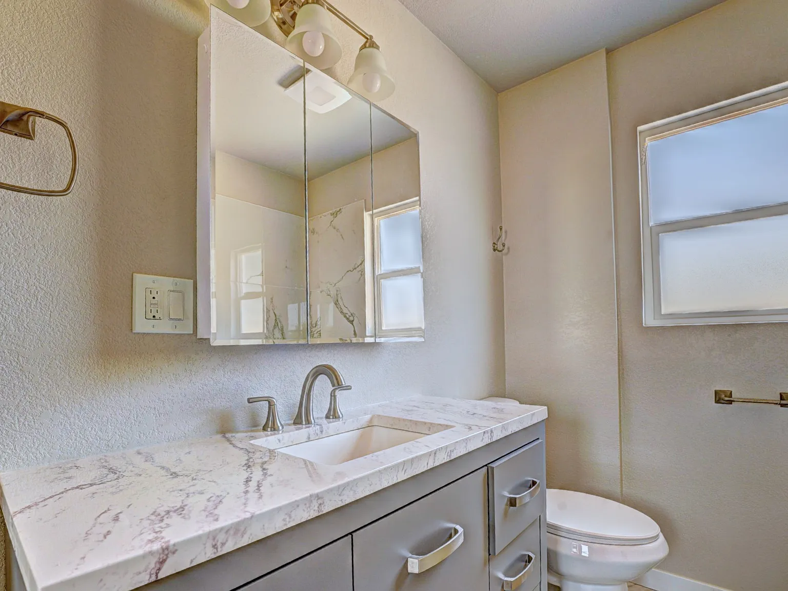 3 bed, 1204 sqft, $2,300 — Photo 3