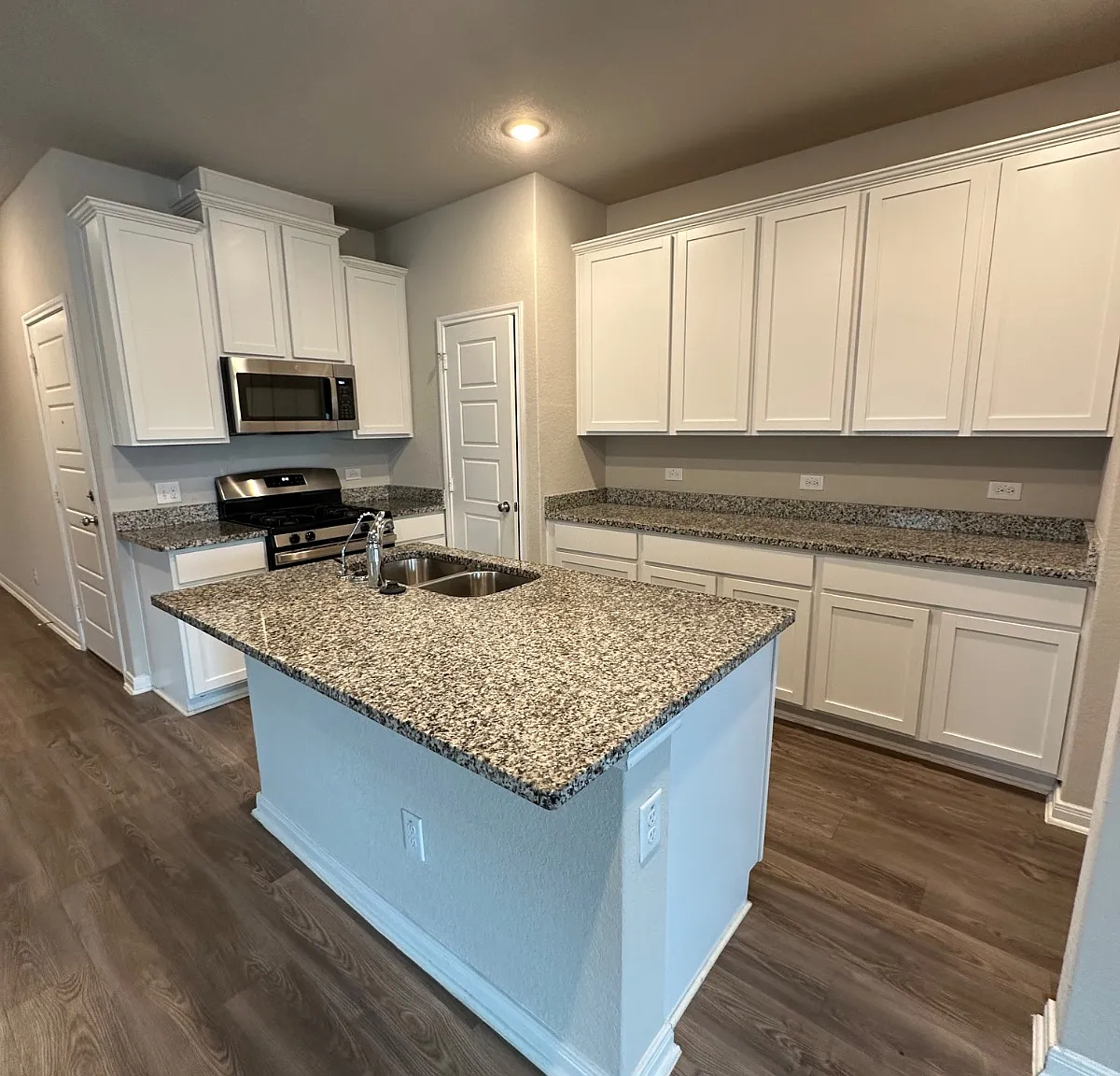 4 bed, 2.5 bath, 2559 sqft, $2,400 — Photo 2