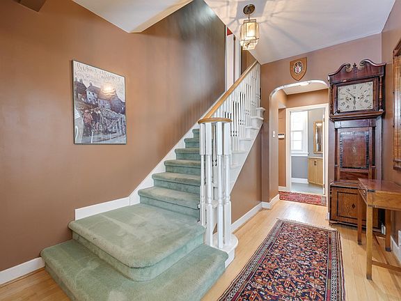 5th image of 106 Saint Georges Cres NW