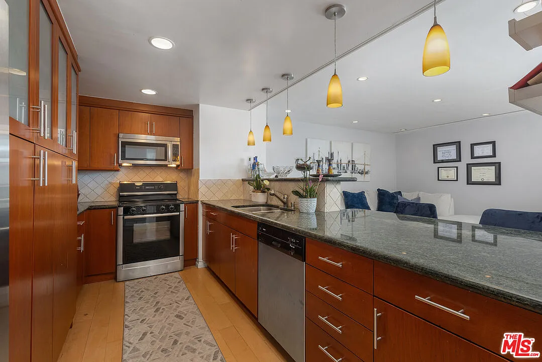1 bed, 1.0 bath, 815 sqft, $3,600 — Photo 4