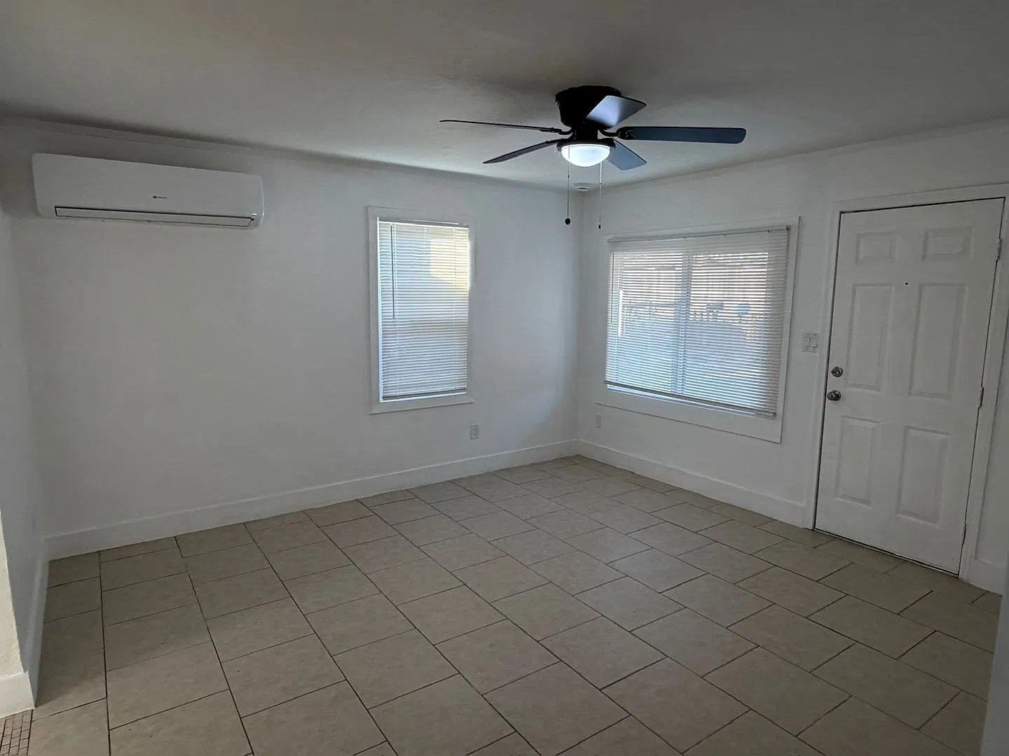 669 S. 11 1/2 Ave - 2 Bedroom 1 Bath - Hanford — Photo 3