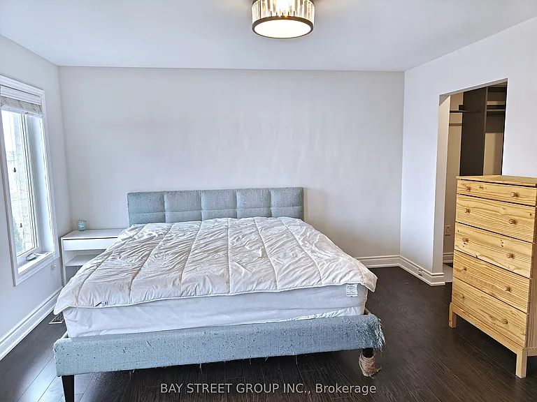 256 Glenashton Dr — Photo 9