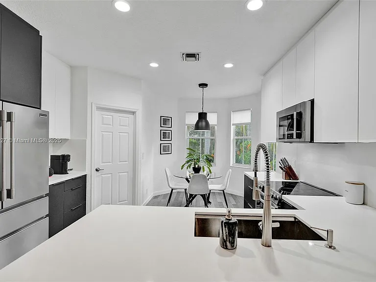 1725 Winterberry Ln — Photo 12