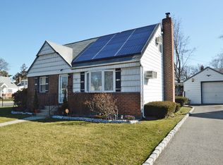 573 Tulip Ct, Uniondale, NY 11553