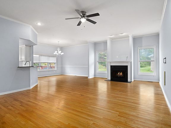 4th image of 110 Shenandoah St