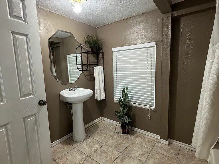 2436 Lockhart Ave — Photo 2