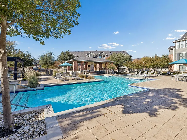 Platinum Castle Hills — Photo 32
