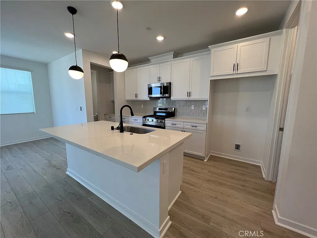 3 bed, 3.5 bath, 2138 sqft, $3,300 — Photo 2