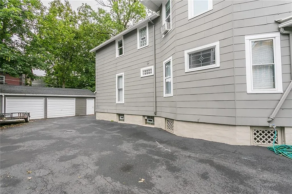 3 bed, 1400 sqft, $2,050 — Photo 2