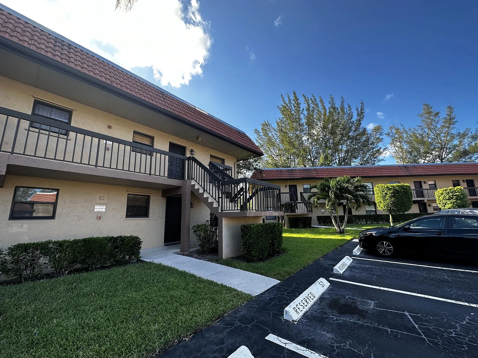 2 bed, 2.0 bath, 858 sqft, $1,900 — Photo 2