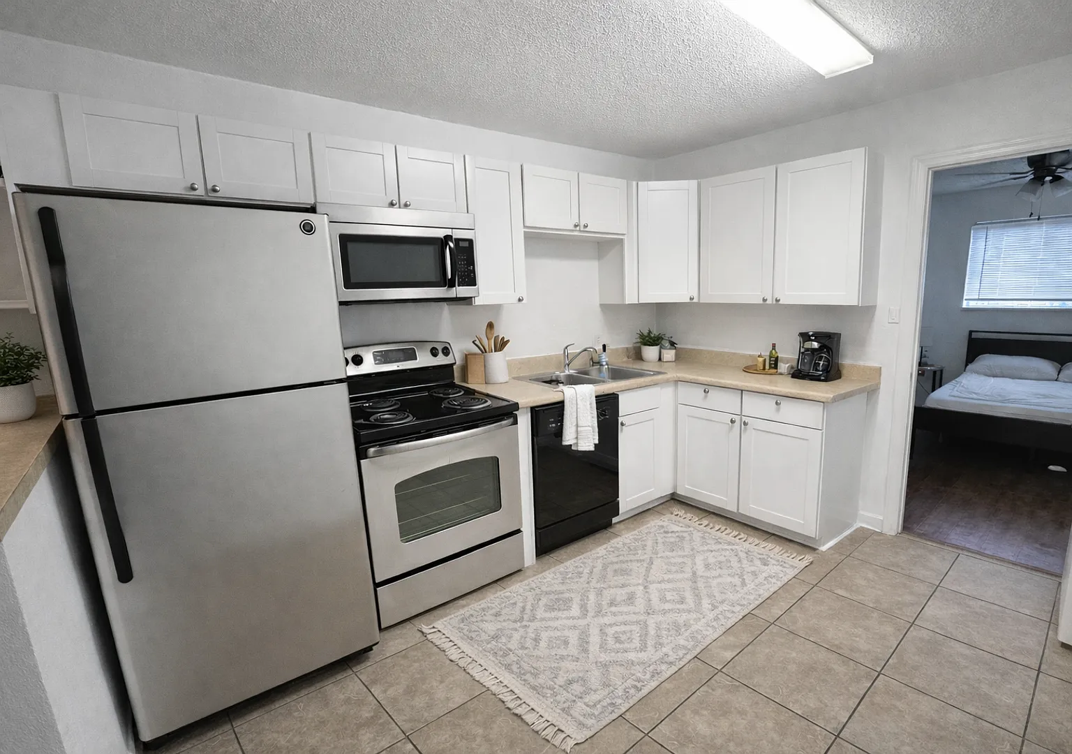 True 1 Bedroom Overlooking Doak Campbell — Photo 3