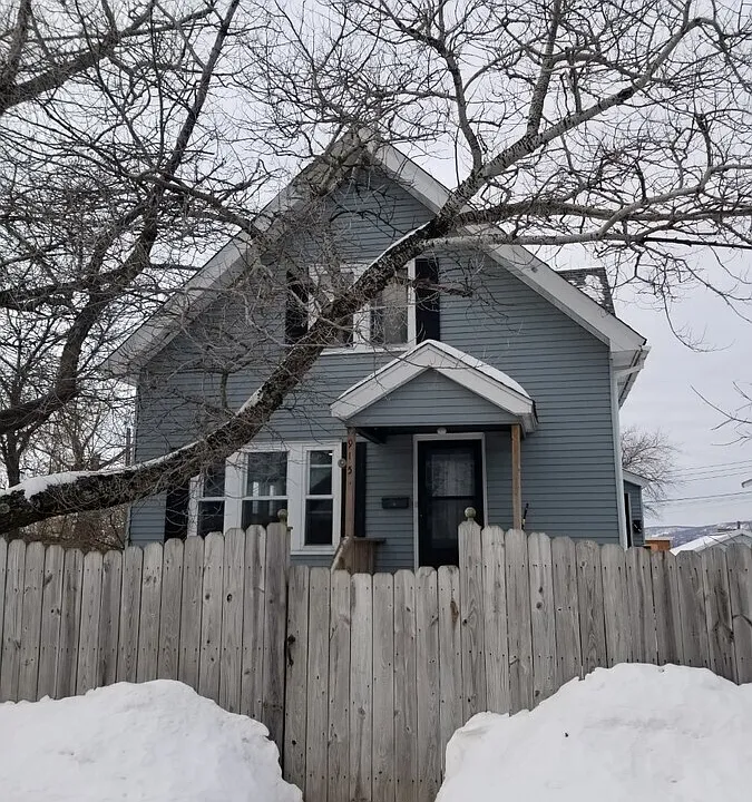 915 S Lake Ave #UPPER